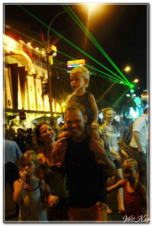 Bé theo chân bố mẹ xuống phố đón năm mới, Việt Nam