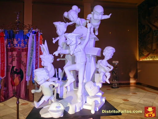 Falla San Vicente-Periodista Azzati 2015<br />
. Lema: "Progressa adequadament". Artista: Francisco Torres