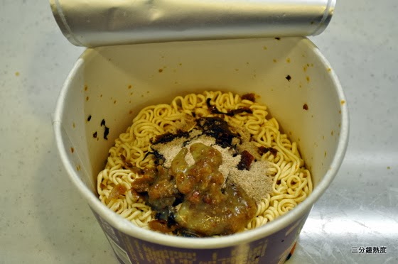 統一老壇酸菜牛肉麵(所有調味料加入) 統一老壇酸菜牛肉麵(所有調味料加入)