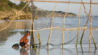 Aquí el pescador revisando la instalación.