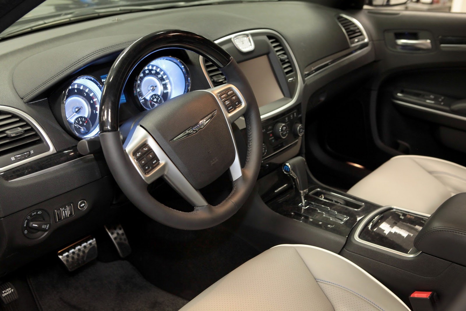 [Mopar-Chrysler-300-Luxury-Study-6%255B2%255D.jpg]