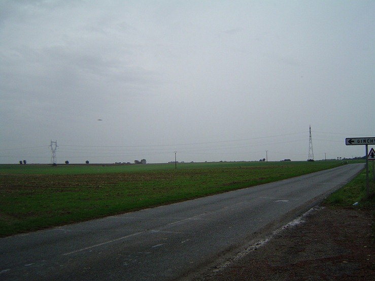 La photo est prise devant l'endroit o se trouvait l'artillerie franaise. Les Allemands taient en position devant les arbres que l'on aperoit l'horizon. Les soldats du 265e RI les attaquaientquand ils ont t atteints par les obus franais La photo est prise devant l'endroit o se trouvait l'artillerie franaise. Les Allemands taient en position devant les arbres que l'on aperoit l'horizon. Les soldats du 265e RI les attaquaientquand ils ont t atteints par les obus franais