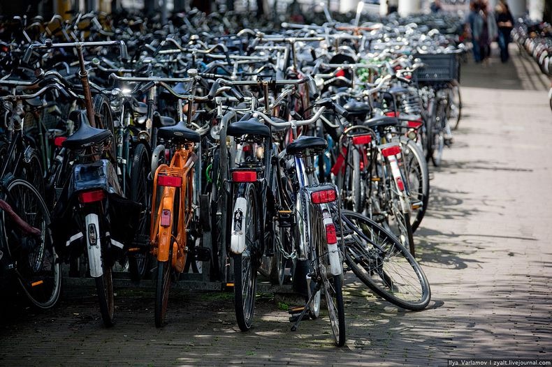 فقط في امستردام .. عدد الدراجات الهوائية يفوق عدد السكان Amsterdam-bicycles-1%25255B5%25255D