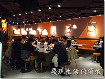 台南新光三越中山店內的「花月嵐拉麵」餐廳內的景象。
