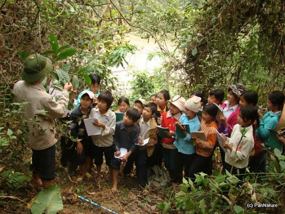 A teacher of Minh Son Middle School teaching his students about plant ecology.