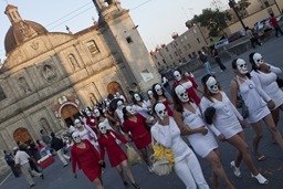 MÉXICO, D.F., 29OCTUBRE2011.- Cientos de trabajadoras sexuales del barrio de La Merced realizaron una procesión desde la Plaza de la Soledad hacia la plaza de la Aguilita en recuerdo a sus compañeras difuntas.
FOTO: RODOLFO ANGULO/CUARTOSCURO.COM