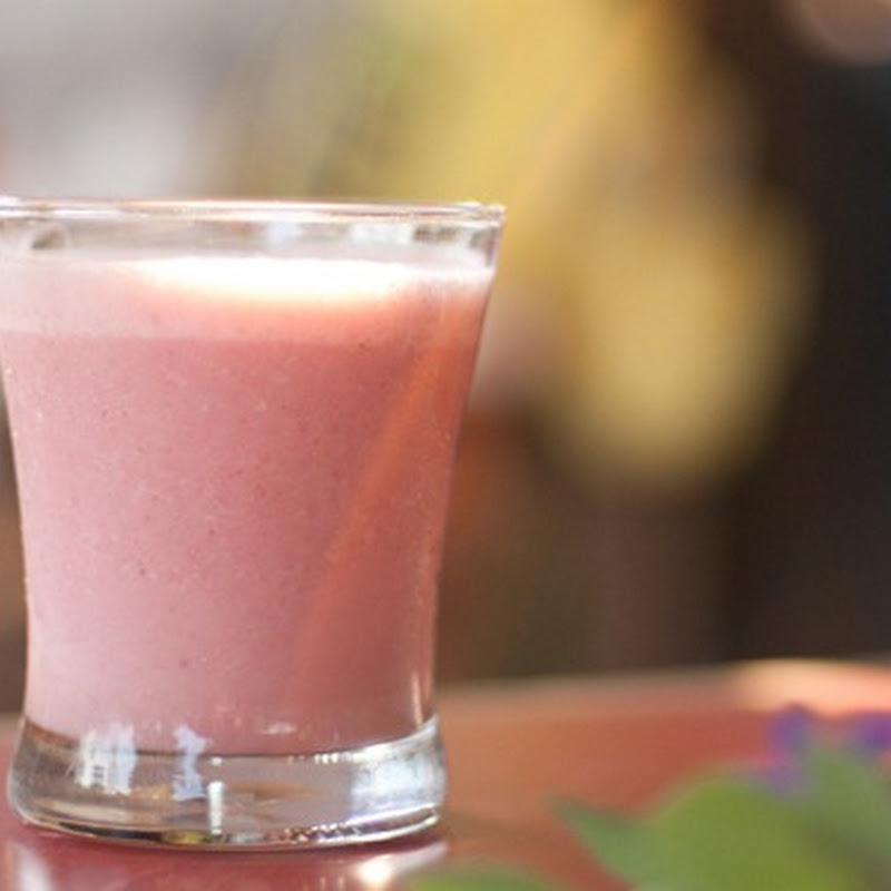 Gingery berry oat smoothie