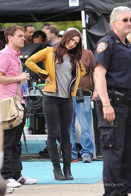 Megan Fox April O'Neil sárga dzsekijében 08