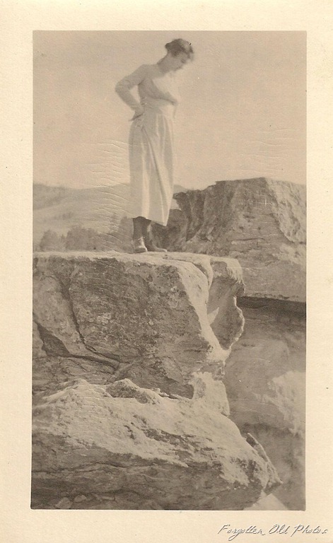 [Lady%2520on%2520a%2520rock%2520DL%2520Antiques%255B9%255D.jpg]