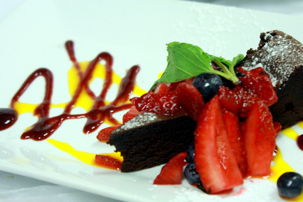 [flourless-chocolate-cake-mango-strawbwery-sauce%255B4%255D.jpg]
