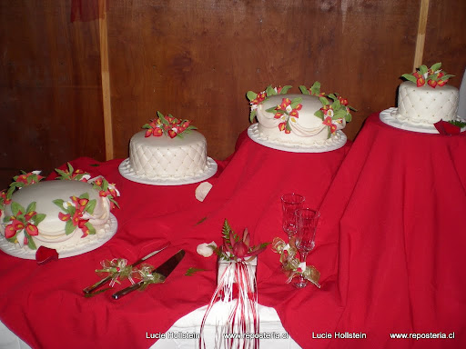 Nº174: Terminación con lazos laterales, acolchado y calas de pasta de goma en rojo.