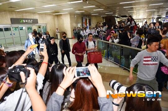 G-Dragon - Gimpo Airport - 14apr2014 - Press - Newsen - 4.jpg