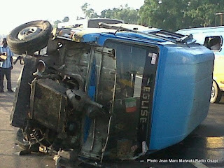 Un bus mercedes 207 renversé sur le boulevard Lumumba au niveau du quartier 1 à Kinshasa (Mars 2012)