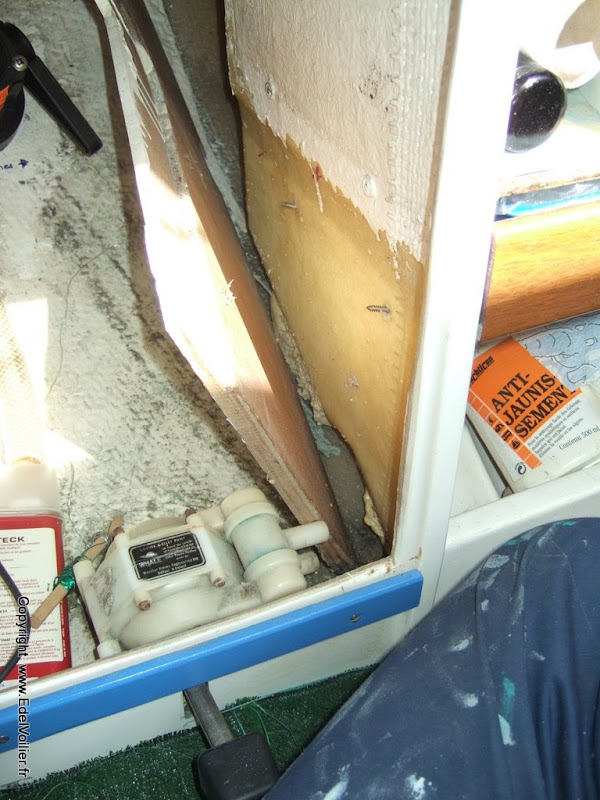 Sous le bloc cuisine de l'Edel4(on aperçois de la mousse)