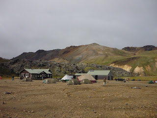 La maison des wardens à gauche (on apercoit le toit du refuge derrière) et les sanitaires sur la droite.