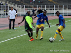  &ndash; Sous les regards de deux entraineurs en arrière plan, à gauche de Lupopo, à droite de V. Club, les joueurs (V. Club en noire et lupopo en bleu) regardent un ballon tiré ce 22/05/2011, au stade des Martyrs à Kinshasa, lors dans le cadre de Vodacom Super Ligue dont le score final, 2 pour V. Club et 0 pour Lupopo. Radio Okapi/ Ph. John Bompengo