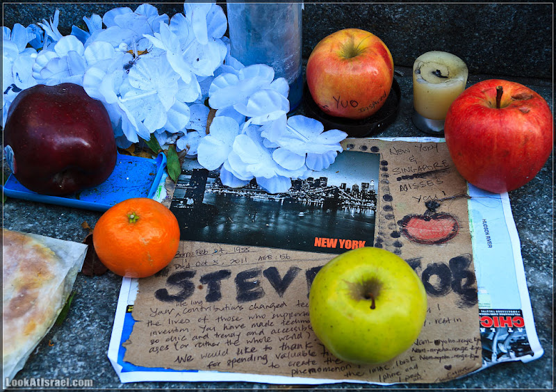 Америка 2.0 / Нью Йорк   Мемориал Стива Джобса у Apple Store на 5 ой авеню (foto america iphone  Я фото steve jobs new york ipad apple store apple  20111016 usa ny jobs memorial 006 8525)