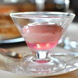 Pré-dessert à la rose et au litchi... pas mauvais, mais la phase liquide à la rose était sacrément puissante, presque trop pour un pré-dessert.