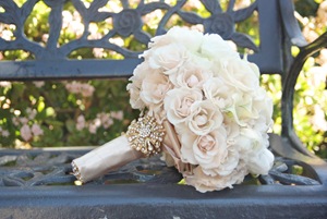 vintage-ivory-bouquet-bench
