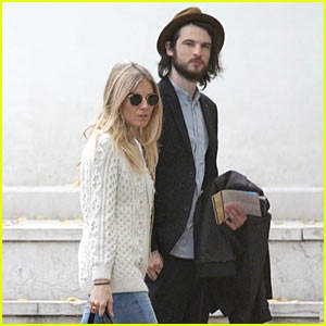 [sienna-miller-tom%2520sturridge-holding-hands%255B2%255D.jpg]