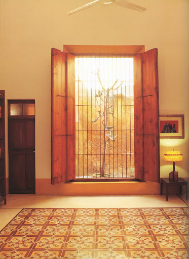 A polished border adds refinement to the concrete tile floor (installed with the original structure). A polished border adds refinement to the concrete tile floor (installed with the original structure).