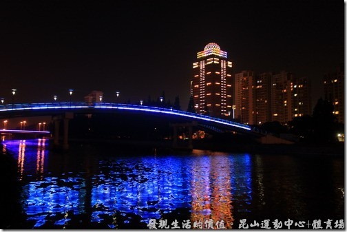昆山黃河路人行步橋的夜景。