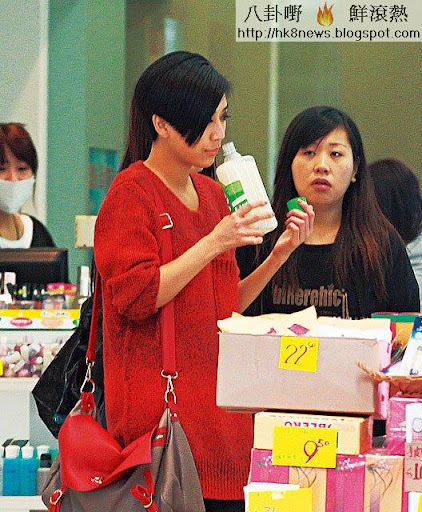 行完花市，黃智雯再到銅鑼灣行街，她對專賣美容產品的舖頭十分留意，更驗貨咁驗，似乎打探行情。