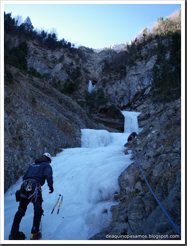 Cascada de Hielo de La Sarra 250m WI4  85º (Valle de Pineta, Pirineos) (Isra) 8212