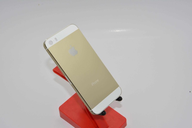 Champagne Apple iPhone 5S surfaces  2