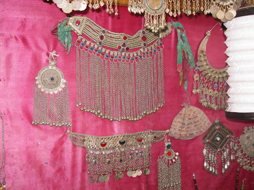 The touches of turquoise against the hot-pink backdrop was so striking.