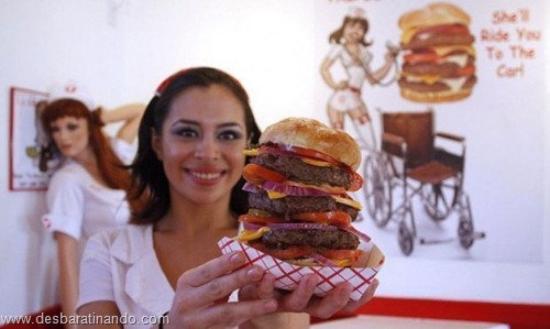 gatas mulheres comendo hamburgers  (4)