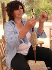 Marina hilando con huso. Gentileza: Spazio Sumampa.