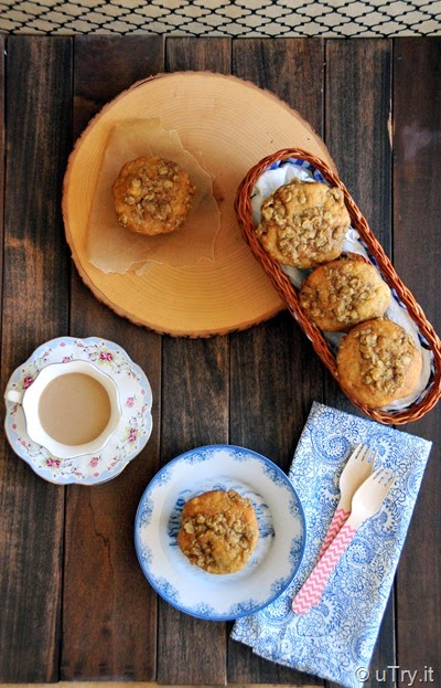 Banana Muffins with Crunchy Oat Topping   http://uTry.it