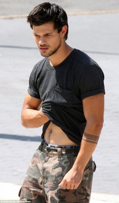 Taylor-Lautner-Sighting-on-Set-of-Tracers-01-471x800