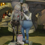 Falla El Pilar 2011. Zapatero y Rajoy, jubilados a los ochenta años, contándose batallitas.