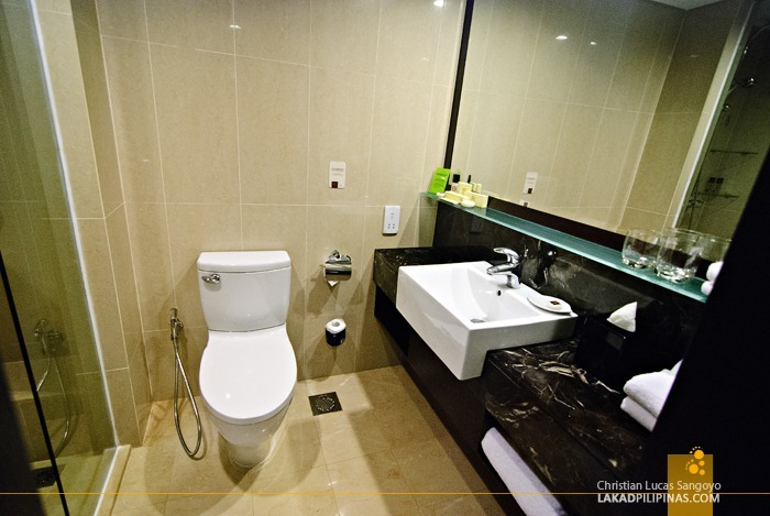 Toilet and Bath at the Royal Plaza on Scotts Singapore