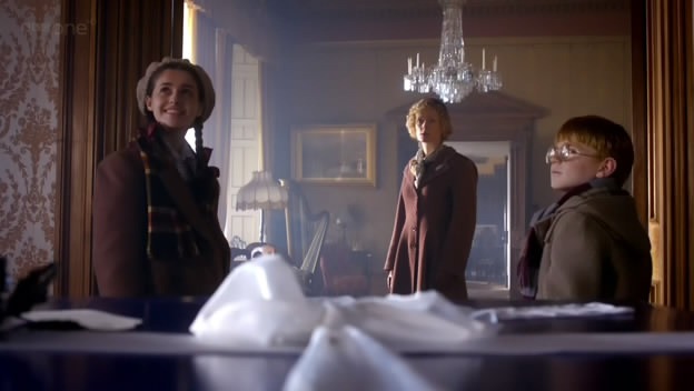 [Doctor.Who.2005.Christmas.Special.2011.The.Doctor.The.Widow.And.The.Wardrobe.HDTV.XviD-FoV.avi_snapshot_14.21_%255B2011.12.29_18.20.13%255D%255B2%255D.jpg]