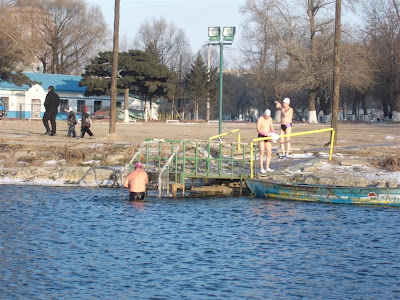 swimmers in thw south lake