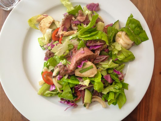Salat med rødt oksekød, mozzerella og sesam-soja-dressing