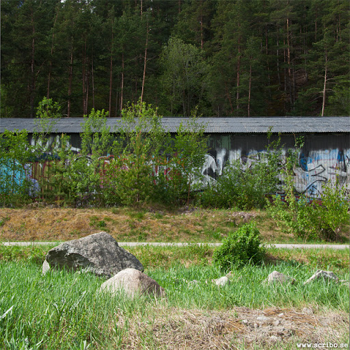 sten öster om vindbrovägen med förråd i fonden