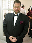 Joey, looking dapper and getting ready to get the crowd pumped up. Joey, looking dapper and getting ready to get the crowd pumped up.