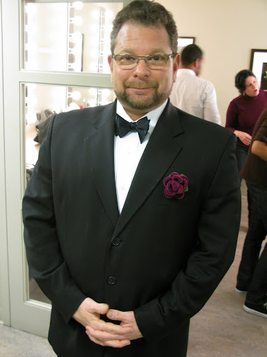 Joey, looking dapper and getting ready to get the crowd pumped up. Joey, looking dapper and getting ready to get the crowd pumped up.