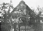 Bahnhofstr. 121 ca. 1910; K.-H. Schröder, aus: H. Siewert Rund um den Scharmbecker Marktplatz - damals. Verl. H. Saade, 1983.