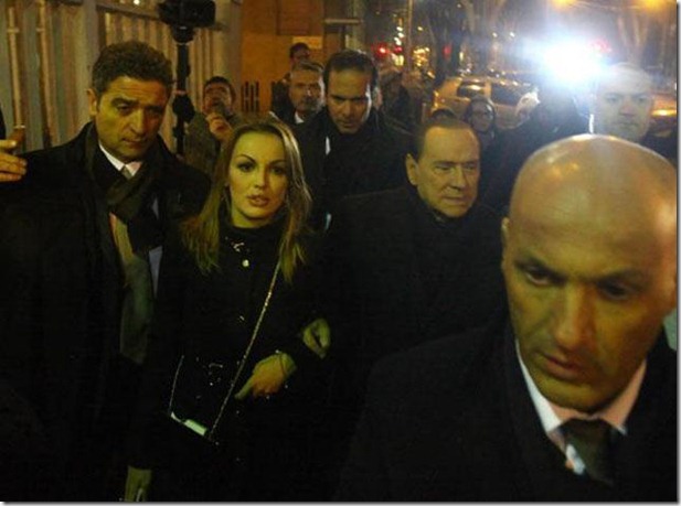 L'ex premier Silvio Berlusconi, a braccetto con Francesca Pascale, si avvia in una pizzeria al termine del vertice del Pdl a Milano, 9 dicembre 2012. ANSA/STEFANO PORTA