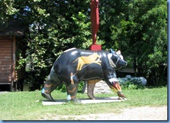0442 North Carolina - US-441 - Cherokee Indian Reservation - Oconaluftee River - bear statue