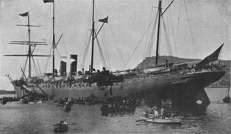 Vapor COLON embarcando tropas en Barcelona. 23 de noviembre de 1895. Foto de la revista LA ILUSTRACION ARTISTICA. 2 de diciembre de 1895.jpg