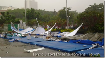 tenda debat demokrat roboh