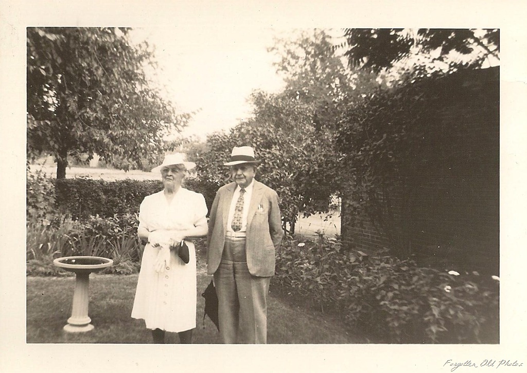 [Older%2520couple%2520July%252006%25201940%2520Duluth%2520Antiques%255B10%255D.jpg]