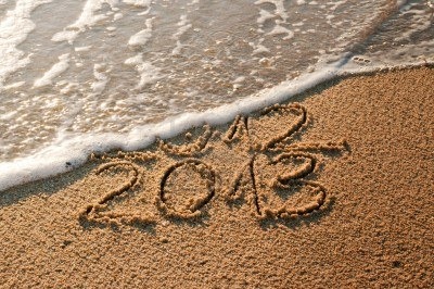 [15506184-2012-and-new-year-2013-coming--waves-erase-year-2012-on-the-sandy-beach%255B11%255D.jpg]