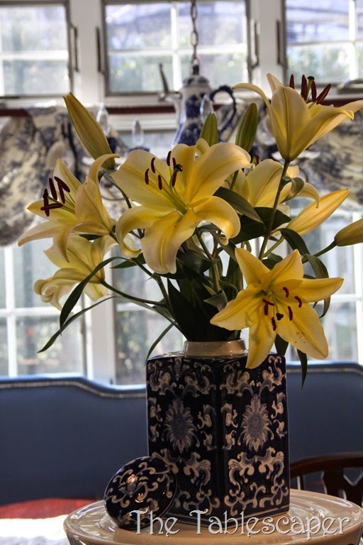[Lilies%2520in%2520kitchen%2520and%2520snow%2520flake%2520candle%2520052%255B3%255D.jpg]